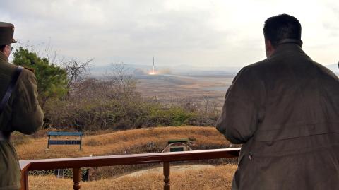 Foto publicada el 19 de noviembre de 2022 que muestra al líder norcoreando Kim Jong Un supervisando el lanzamiento de un misil. Foto: Archivo Reuters