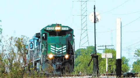 TEOTIHUACAN, ESTADO DE M�XICO, 30JUNIO2008.- Un tren pasando por uno de los puentes que hay antes de llegar a la estacion de la zona.FOTO: ENRIQUE ORD��EZ/CUARTOSCURO.COM