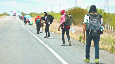 Al menos 800 migrantes caminan por la carretera Casta�os-Monterrey rumbo a Piedras Negras, Coahuila, y de ah� buscar adentrarse de manera irregular hacia Estados Unidos.