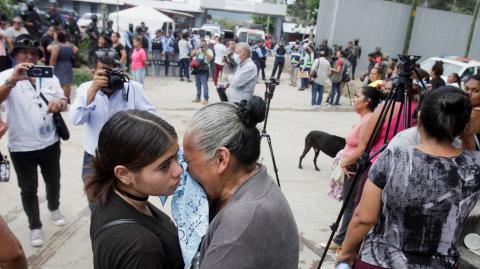 Familiares de las reclusas esperan noticias fuera del Centro Femenino de Adaptación Social en Tegucigalpa, Honduras. Foto: Reuters