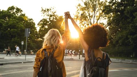 Conocer la diversidad cultural y las experiencias únicas que ofrecen estas ciudades, donde la aceptación y la inclusión son fundamentales