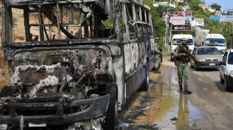 Un camión fue incendiado el 5 de julio pasado en el lugar conocido el derrumbe, en la zona poniente de Acapulco. Foto: Cuartoscuro