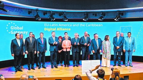 Líderes de la Unión Europea y la Comunidad de Estados Latinoamericanos y Caribeños abrieron la cumbre ayer en Bruselas. Foto: AFP