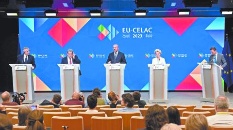 (De izquierda a derecha) el presidente argentino Alberto Fernández; el primer ministro de San Vicente y las Granadinas, Ralph Gonsalves; el presidente del Consejo Europeo, Charles Michel; y la presidenta de la Comisión Europea, Ursula von der Leyen, en conferencia de prensa al finalizar la cumbre.  Foto: AFP