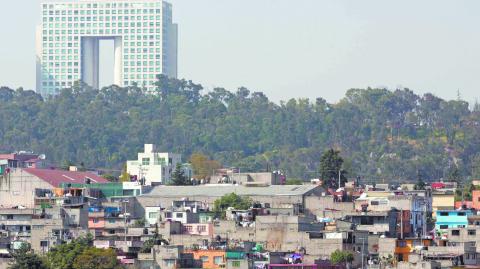 Existen zonas en la Ciudad de México, como Santa Fe, donde la desigualdad habitacional se percibe de manera inmediata. Foto: EE Gilberto Marquina.