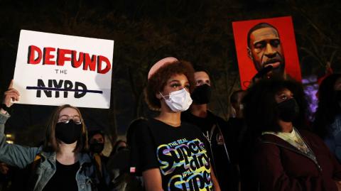 Entre el 28 de mayo y el 4 de junio de 2020, manifestantes por la muerte de George Floyd fueron víctimas de fuerza excesiva con porras y otras tácticas ilegales de la policía de Nueva York. Foto: Reuters