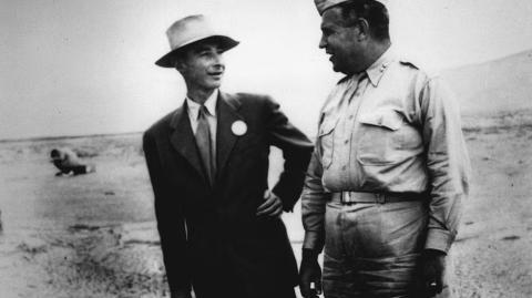 Robert Oppenheimer y el General Leslie Groves, en el punto cero del ensayo nuclear. Foto EE: Cortesía Departamento de Energía