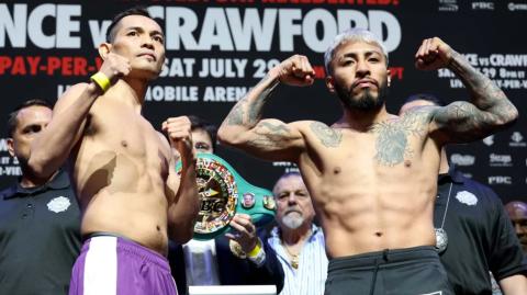 Nonito Donaire (izquierda) y Alexandro Santiago (derecha) durante el pesaje. Foto: AFP.