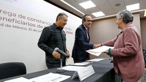 Pedro Zenteno Santaella, director del Issste, y Cesar Buenrostro Moreno, vocal ejecutivo del Fovissste. Foto: Cortesía.