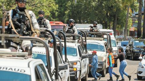 ACAPULCO, GUERRERO, 27MARZO2023.- Agentes de la Guardia Nacional llegaron est· tarde al puerto de Acapulco, recorrieron la avenida Costera Miguel Alem·n para despuÈs distribuirse en las colonias del puerto, como parte del operativo