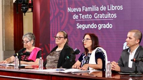 Leticia Ramírez (segunda de derecha a izquierda), titular de la SEP, durante la presentación de los Libros de Texto Gratuitos de segundo grado de primaria, en Palacio Nacional. Foto EE: SEP.