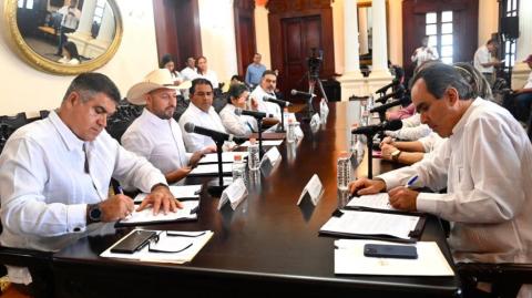 Autoridades  estatales y municipales de Tabasco y funcionarios del Fovissste en la firma del convenio. Foto: Cortesía.