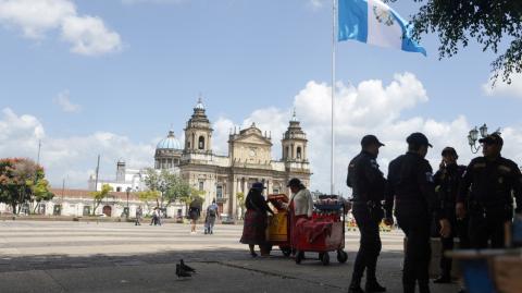 Policías en Guatemala hacen recorrido preventivos en vísperas de las elecciones presidenciales. Foto: Reuters.