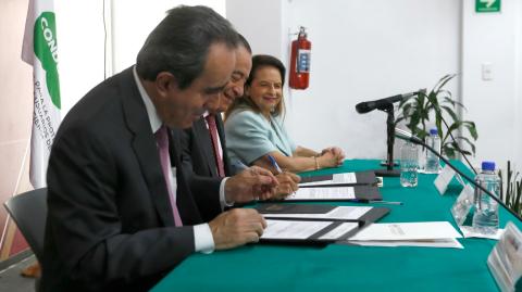 Los titulares de la Condusef y el Fovissste en la firma del convenio. Foto: Cortesía.