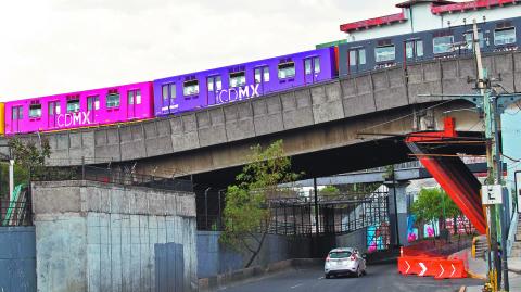 Contin�an los trabajos de apuntalamiento de la v�a elevado del metro Pantitl�n, en la L�nea 9, autoridades han colocado varias columnas para reforzar la desuni�n entre dos bloques.