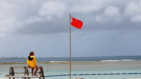 El tifón Haikui causó alerta en la región de Sunset Beach, en Chatan, Okinawa. Foto: Reuters