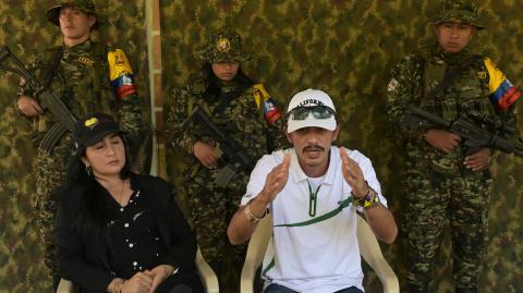 El jefe guerrillero, que aparece en la imagen vestido de civil y con una gorra, había condicionado el inicio de las negociaciones al regreso en vigencia del cese al fuego. Foto: Reuters