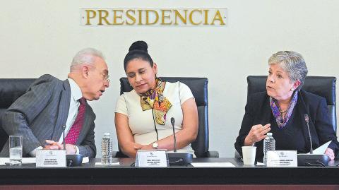 Alicia B�rcena, nueva titular de la SRE, habla frente a los senadores durante la reuni�n donde se discute su ratificaci�n.