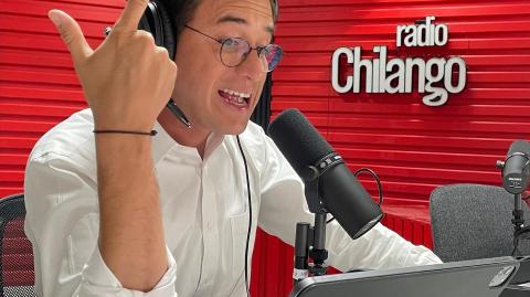 Nacho Lozano, conductor de "Esto no es un noticiero", por Radio Chilango en la 105.3 FM de la Ciudad de México.