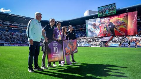 Directivos del Pachuca le regalaron una playera del club con el número 10, el que usa Hermoso, y con la leyenda "Campeona del Mundo". Foto EE: Especial.