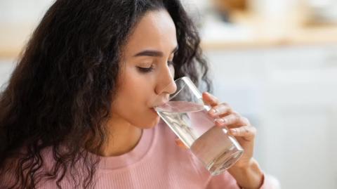 El agua es importante para la salud, pero no puede impulsar la pérdida de peso. Foto: Shutterstock.