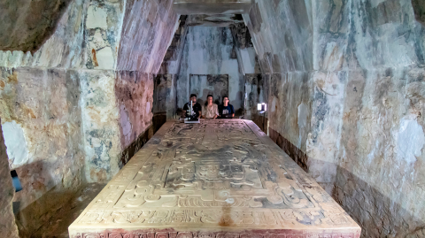 Como parte del Promeza, expertos del INAH emprendieron estudios de conservación en la lápida de Pakal, Palenque, Chiapas. Foto EE: Cortesía INAH / Daniel Santaella