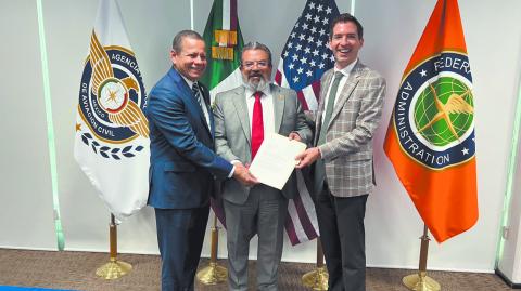 Miguel Vallin Osuna, titular de la AFAC, Jorge Nuño Lara, titular de la SICT y Andrew Crecelius Villalobos, Oficial de Asuntos Económicos del Departamento de Estado de EU, ayer, en la entrega de la constancia de vuelta a la categoría 1.