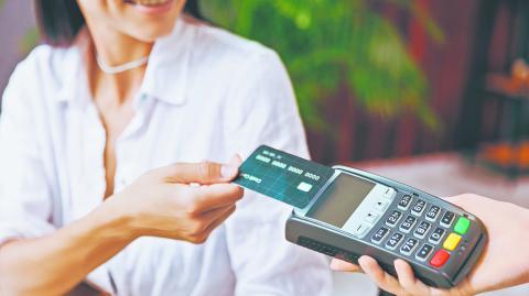 El servicio de procesamiento de transacciones permite la transferencia de dinero entre consumidores y comercios. Foto: Shutterstock