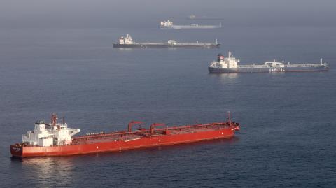 Vista aérea muestra petroleros anclados cerca de los puertos de Long Beach y Los Ángeles. Foto: AFP / Archivo.