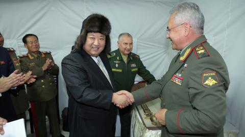 El líder norcoreano, Kim Jong Un, le da la mano al ministro de Defensa de Rusia, Sergei Shoigu, mientras visita Vladivostok, Rusia. Foto: Reuters.