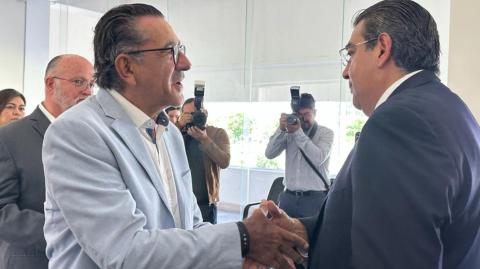 Luis Espinosa Rueda, presidente de Canacintra Puebla, y el gobernador Sergio Salomón. Foto EE: Cortesía