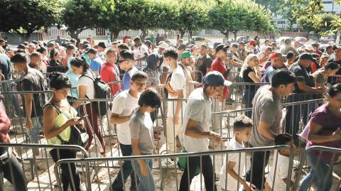 Migrantes de distintas nacionalidades acuden a las oficinas de la COMAR ( Comisión Mexicana de Ayuda a Refugiados), ubicadas en el Mercado de Laureles, a solicitar trámites de refugio. Foto: Cuartoscuro