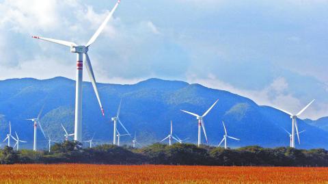 La capacidad eléctrica detenida por falta de permisos equivale a 15% de la capacidad total del país. Foto: Especial