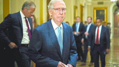 Mitch McConell, líder de la minoría republicana en el Senado, sí apoya el plan, a diferencia de su compañero McCarthy. Foto: AFP