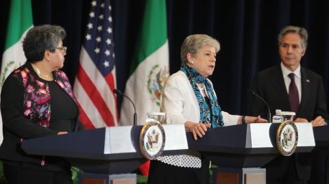 Las secretarías Buenrostro y Bárcena de México y Buenrostro, y Antony Blinken, secretario de Estado de Estados Unidos. Foto: Gobierno de México.