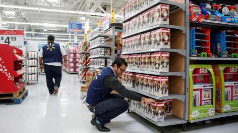 Walmart modificó la estructura del salario inicial por hora para los trabajadores principiantes. Foto: Reuters.