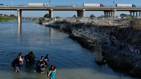 Migrantes cruzando hacia Estados unidos por el Río Bravo en Eagle Pass. Foto: Reuters