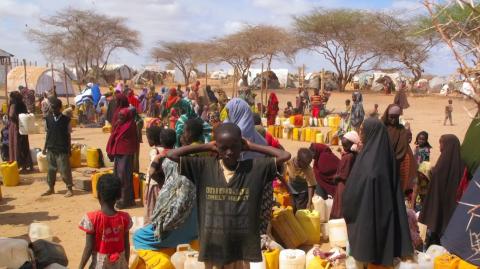 Muchas de las personas que llegan a los campos de refugiados de Somalia como este huyen del hambre y la sequía. Foto: Shutterstock.