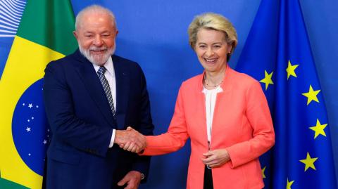  El Presidente de Brasil, Luiz Inacio Lula da Silva, es recibido por la Presidenta de la Comisión Europea, Ursula von der Leyen, en el día de la cumbre entre los líderes de la Unión Europea (UE) y la Comunidad de Estados Latinoamericanos y del Caribe (CELAC), en Bruselas, Bélgica, el 17 de julio de 2023. Foto: Reuters