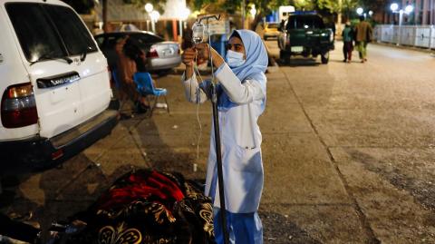 Una enfermera afgana prepara gotas de suero para una víctima de un terremoto en un hospital en Herat, Afganistán, el 8 de octubre de 2023.  Foto: Reuters