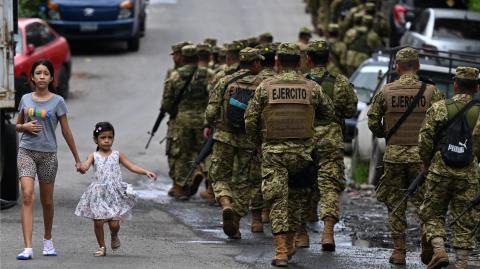 El presidente Bukele declaró una "guerra" contra las pandillas en marzo de 2022, amparado en un régimen de excepción. Foto: AFP