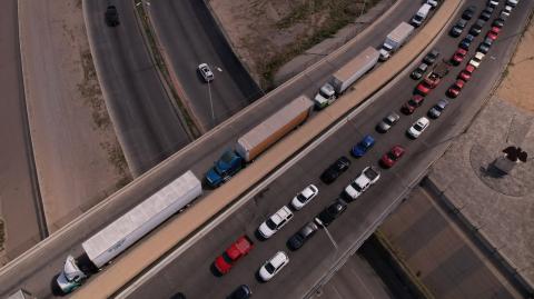 Los camiones hacen fila para cruzar hacia los Estados Unidos a través del Puente Córdova de las Américas. Foto: Reuters