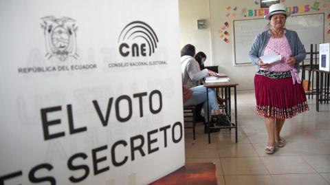 Una mujer indígena vota en un colegio electoral de la Unidad Educativa Fausto Molina en Tarqui. Foto: AFP