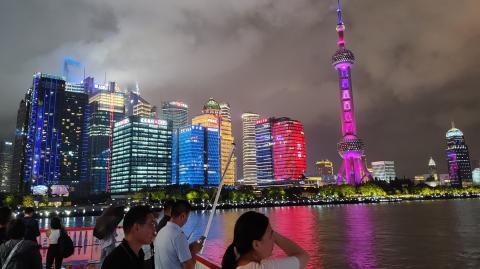 Una turista china mira hacia el Shanghai World Financial Center, uno de los rascacielos ubicados en el que es considerado uno de los distritos financieros más importantes del mundo. Foto EE: Nicolás Lucas.