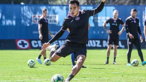 Carlos Rodríguez sólo ha jugado el 56% de minutos posibles con Cruz Azul en lo que va del torneo Apertura 2023. Foto: Especial