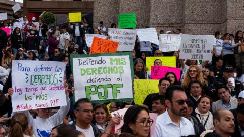 Trabajadores del Poder Judicial de la Federación han protestado en contra de la extinción de fideicomisos, con el argumento de que son parte de sus derechos laborales. Foto: Cuartoscuro