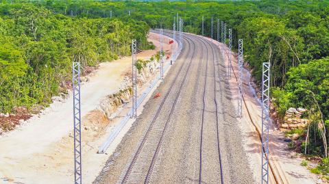 LEONA VICARIO. QUINTANA ROO. 17JULIO2023.- Aspectos de los trabajos del tren maya en Leona Vicario, es un pintoresco pueblo localizado en la zona norte de Quintana Roo, a solo 42 kilómetros de Cancún. Es un lugar donde aún se conservan usos y costumbres mayas, las mujeres aún visten con su huipil maya y los hombres en su mayoría ejidatarios se dedican al campo. En sus calles se venden por todos lados las cosechas del campo, hay fruterías en cada esquina, vendiendo papaya, guanabana, plátano, chiles, pitahaya, limón, naranjas, huevos, pollos para crianza, alimentos del campo, etc. Leona Vicario, pertenece al municipio de Puerto Morelos, está en la ruta Cancún-Merida, sobre la carretera libre donde se puede pasear.FOTO: ELIZABETH RUIZ/CUARTOSCURO.COM