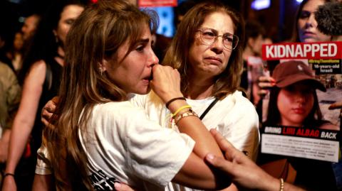 El presidente Isaac Herzog se reunió con decenas de familiares afectados en su residencia de Jerusalén, mientras que en el exterior cientos de personas se manifestaban pidiendo que se haga más por los rehenes. Foto: Reuters.