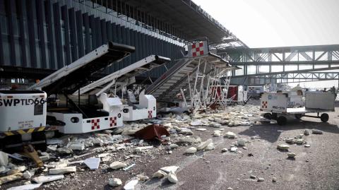 Directivos de Grupo Aeroportuario del Centro Norte (OMA) informaron que están evaluando los daños causados por el huracán 'Otis' en el aeropuerto de Acapulco. Foto: AFP