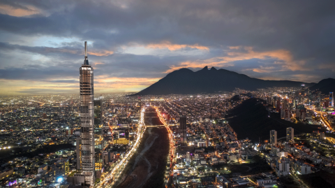 Proyección de la Torre Rise. Al fondo, el cerro de la Silla, en la capital de Nuevo León. Foto: Ancore Group